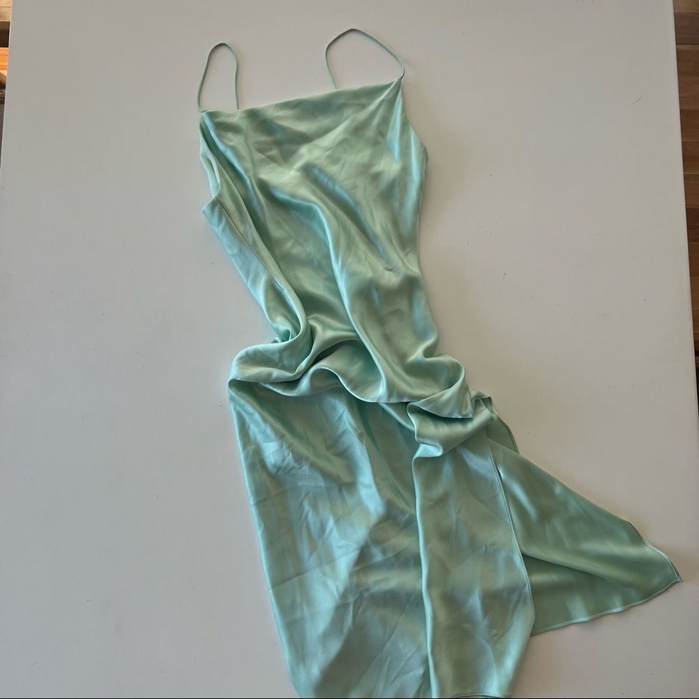 Alice + Olivia Mint dress
Silk dress in mint 
Size 8